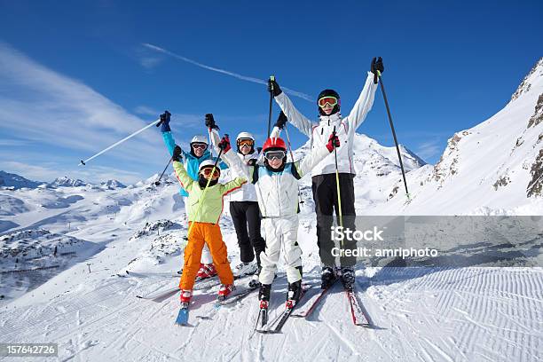 Счастливая Группа В Горы На Лыжах — стоковые фотографии и другие картинки Белый - Белый, Взрослый, Время года