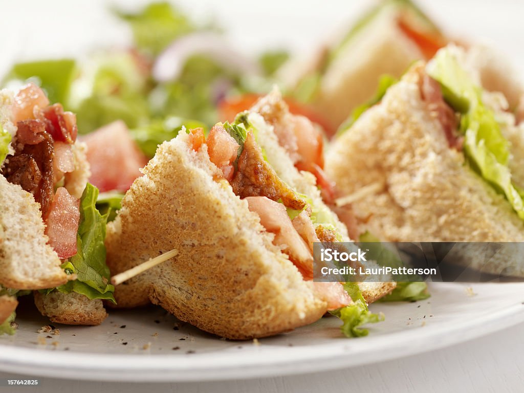 Sándwiches Club House sándwich con papas fritas - Foto de stock de Bocadillo de beicon lechuga y tomate libre de derechos