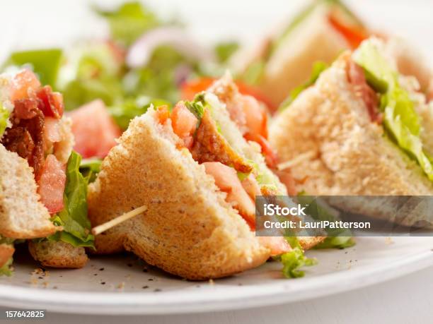 Sándwiches Club House Sándwich Con Papas Fritas Foto de stock y más banco de imágenes de Bocadillo de beicon lechuga y tomate - Bocadillo de beicon lechuga y tomate, Aderezo, Alimento