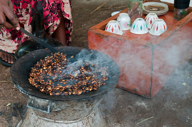 традиционный кофе ceremony с жареный кофе в arba для метрической и дюймовой систем, эфиопия - ethiopian coffee стоковые фото и изображения