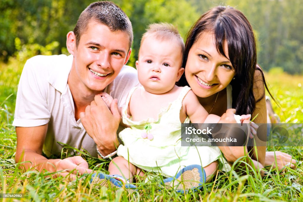 Glückliche junge Familie genießen Sie den Sommer im Wald - Lizenzfrei 25-29 Jahre Stock-Foto