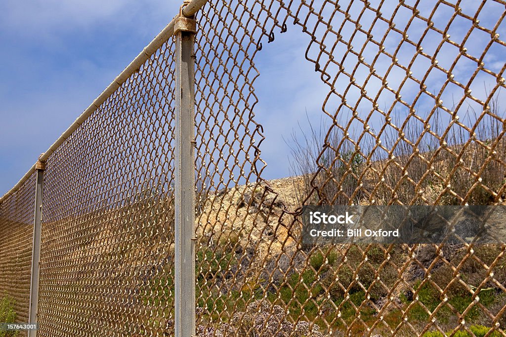 Valla con orificio pasante - Foto de stock de Frontera libre de derechos