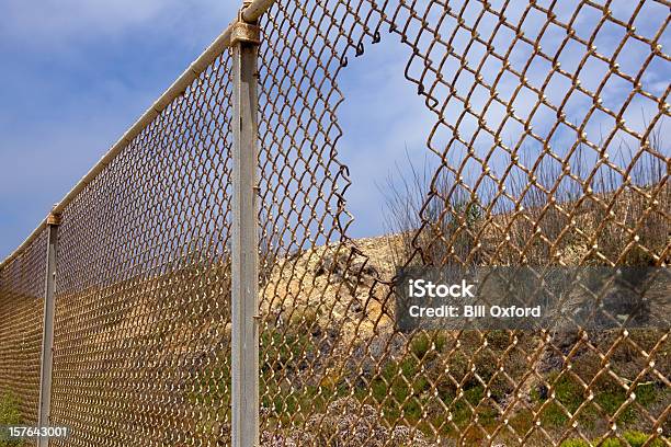 Vedação Com Buraco - Fotografias de stock e mais imagens de Fronteira - Fronteira, Emigrante Ilegal, Buraco