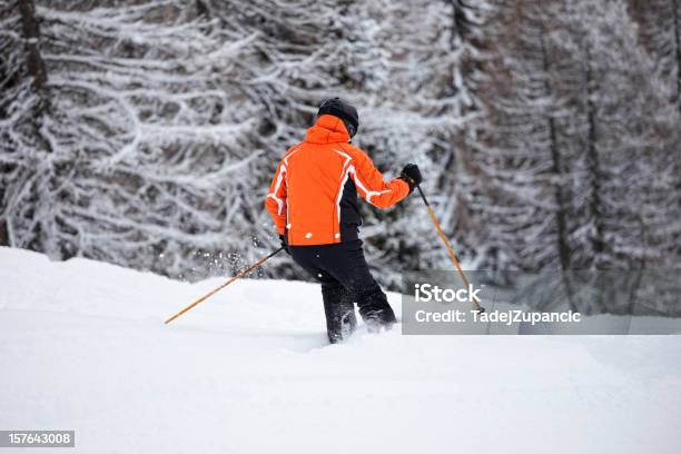 Sciatore Nella Neve Fresca - Fotografie stock e altre immagini di Adulto - Adulto, Ambientazione esterna, Arancione