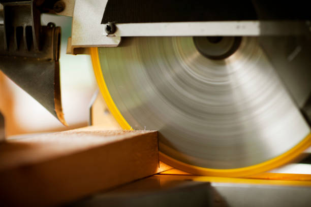 sierra circular un tablón de madera de corte - serrar fotografías e imágenes de stock