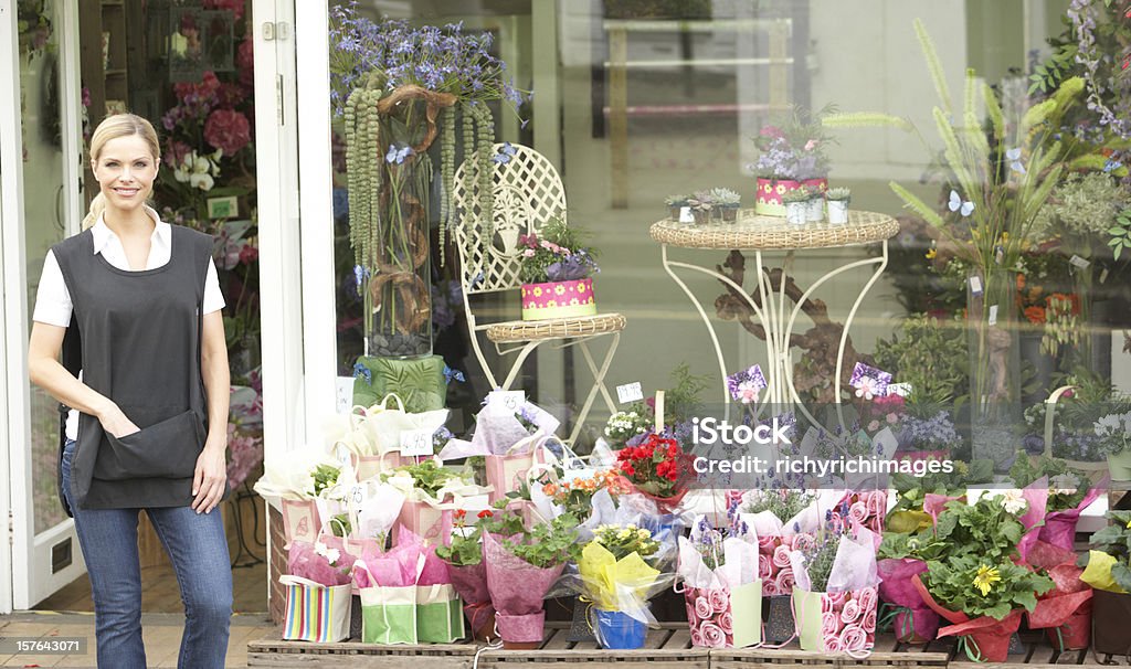 Femme debout à l'extérieur de fleuriste boutique - Photo de Adulte libre de droits