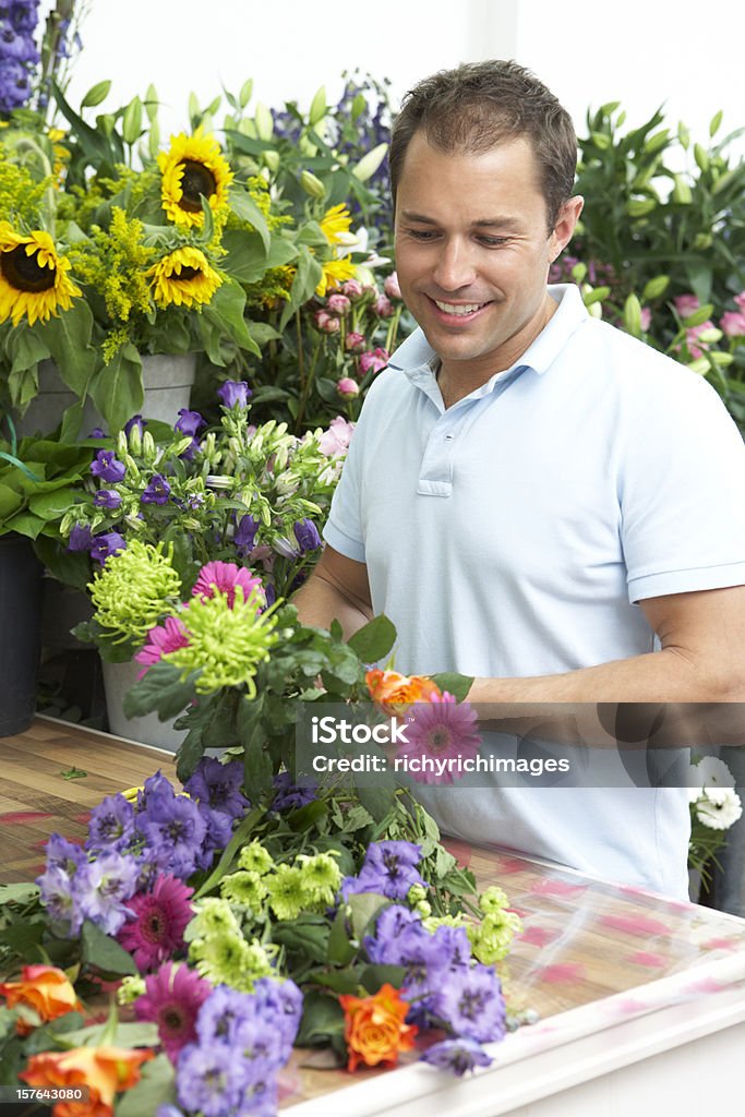 Hombre en florería que Bouquet tienda - Foto de stock de 30-39 años libre de derechos