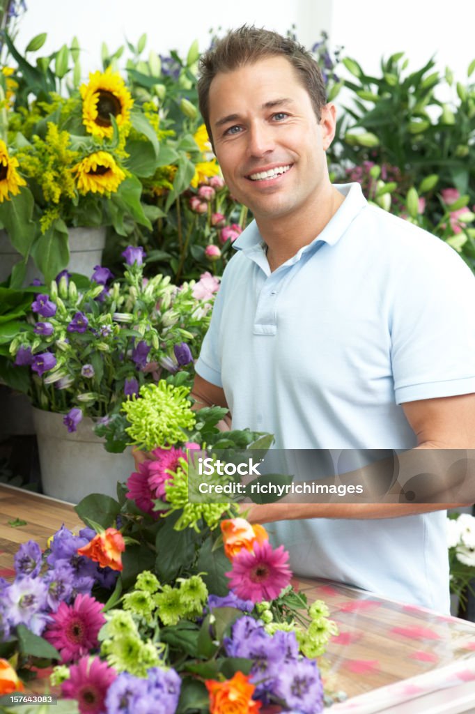 Fiorista maschio facendo Bouquet In negozio - Foto stock royalty-free di Adulto