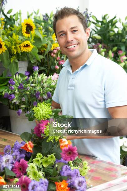 Fiorista Maschio Facendo Bouquet In Negozio - Fotografie stock e altre immagini di Adulto - Adulto, Adulto di mezza età, Affari