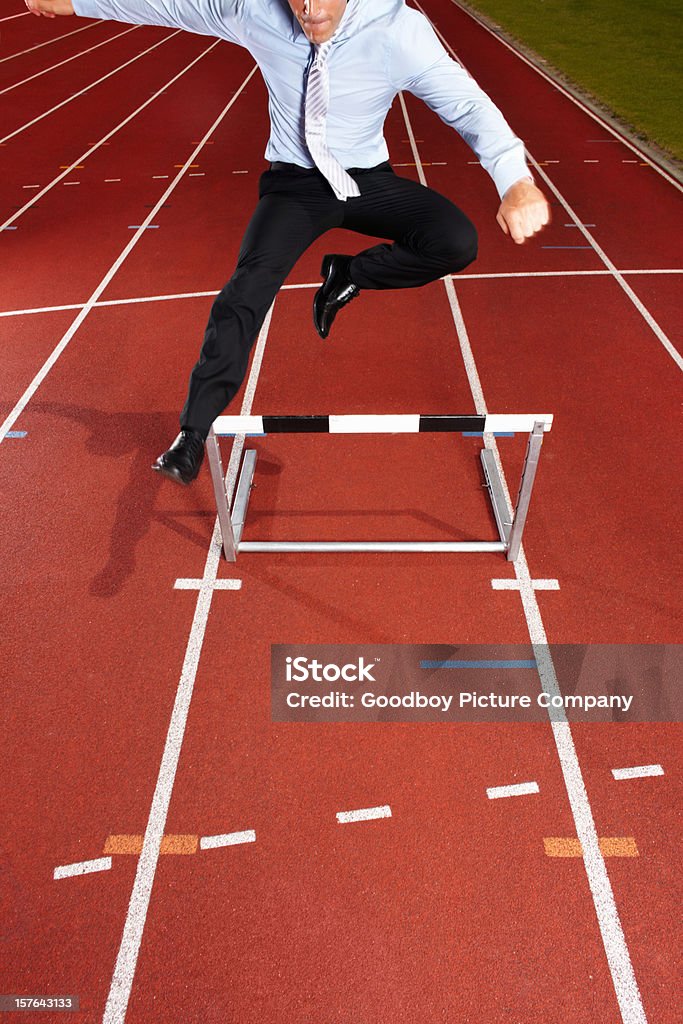 Uma revigorante Empresário é saltar sobre obstáculo - Foto de stock de 20 Anos royalty-free