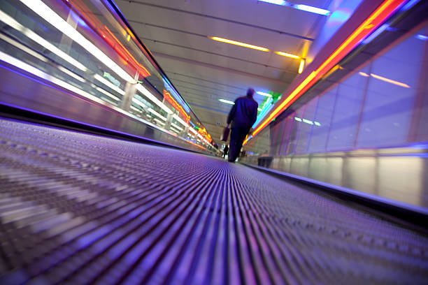 ビジネスのお客様には、抽象的な通路 - escalator people city blurred motion ストックフォトと画像