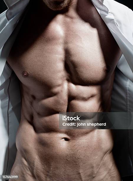 Muskuläre Oberkörper Stockfoto und mehr Bilder von Nackter Oberkörper - Nackter Oberkörper, Oberhemd, Bauchmuskeln