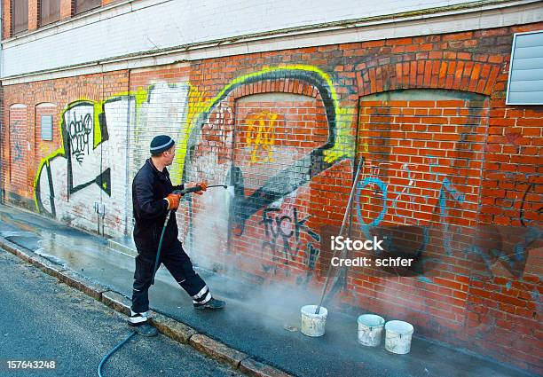 Foto de De Limpeza e mais fotos de stock de Grafite - Produção artística - Grafite - Produção artística, Remover, Limpar - Atividade Móvel