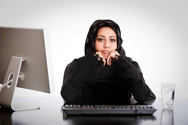 aburridos árabe chica de oficina - middle eastern ethnicity teenage girls women sadness fotografías e imágenes de stock