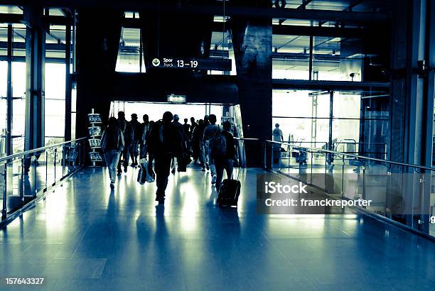 Туристов В Городе Имеются Через Современные Выезжайте Из Аэропорта — стоковые фотографии и другие картинки Аэропорт