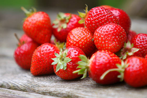 caída libre de fresas - strawberry fotografías e imágenes de stock