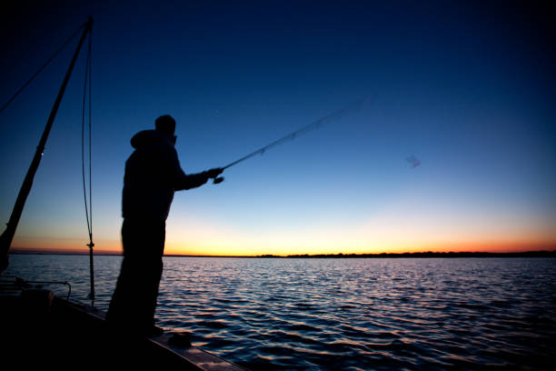 pesca de um barco à vela ao pôr-do-sol - beach cumberland island environment tranquil scene - fotografias e filmes do acervo