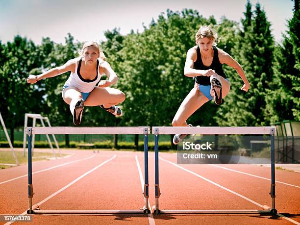 Frauen Hürdenlauf Stockfoto und mehr Bilder von Hürdenlauf - Laufdisziplin - Hürdenlauf - Laufdisziplin, Frauen, Hürde