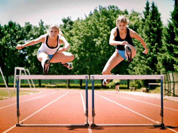 женщины бег с барьерами - hurdle sports track track and field playing field стоковые фото и изображения