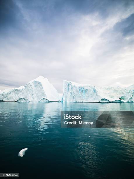 Foto de Icebergs Na Arctic Águas Oeste Da Groenlândia e mais fotos de stock de Pólo Norte - Pólo Norte, Iceberg - Formação de gelo, Placa de gelo