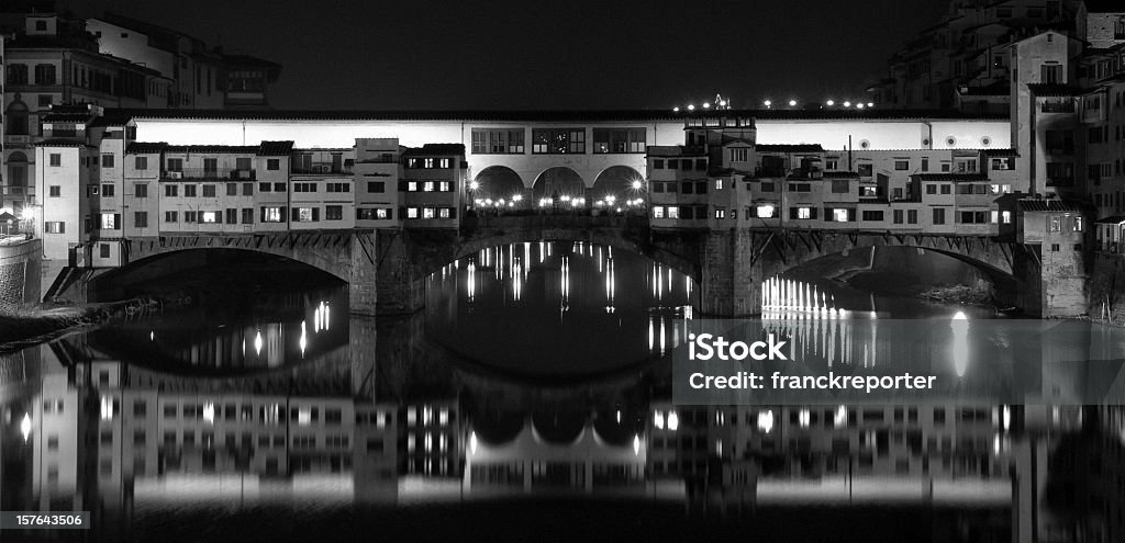 フロントのヴェッキオ橋夜-イタリア） - フィレンツェのロイヤリティフリーストックフォト