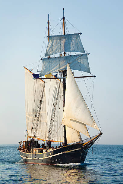 smukły żaglowiec żeglarstwo otworzyć mórz co rano - brigantine old sailing ship passenger ship zdjęcia i obrazy z banku zdjęć
