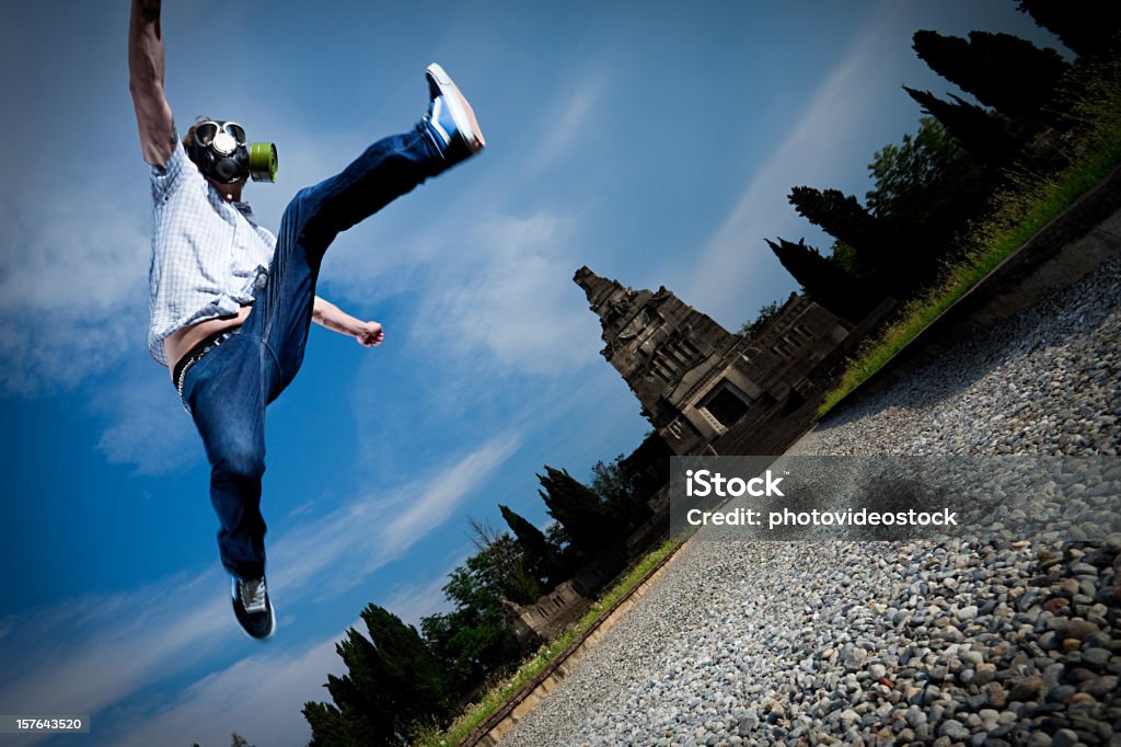 Homme sautant avec Masque à gaz - Photo de Changement climatique libre de droits