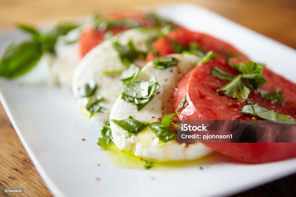 Insalata con pomodori e Mozzarella - Foto stock royalty-free di Mozzarella