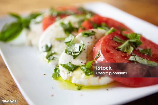 Insalata Con Pomodori E Mozzarella - Fotografie stock e altre immagini di Mozzarella - Mozzarella, Pomodoro, Insalata