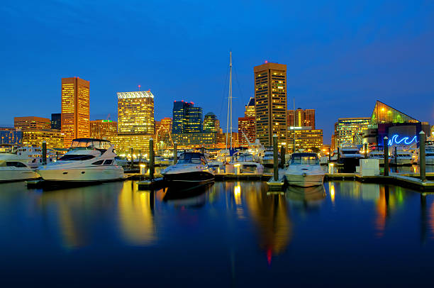 vista da cidade/skyline de baltimore - baltimore maryland inner harbor skyline imagens e fotografias de stock