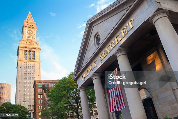 Mercado Quincy Com Torre Da Custom House Em Boston Ma - Fotografias de stock e mais imagens de Boston - Massachusetts