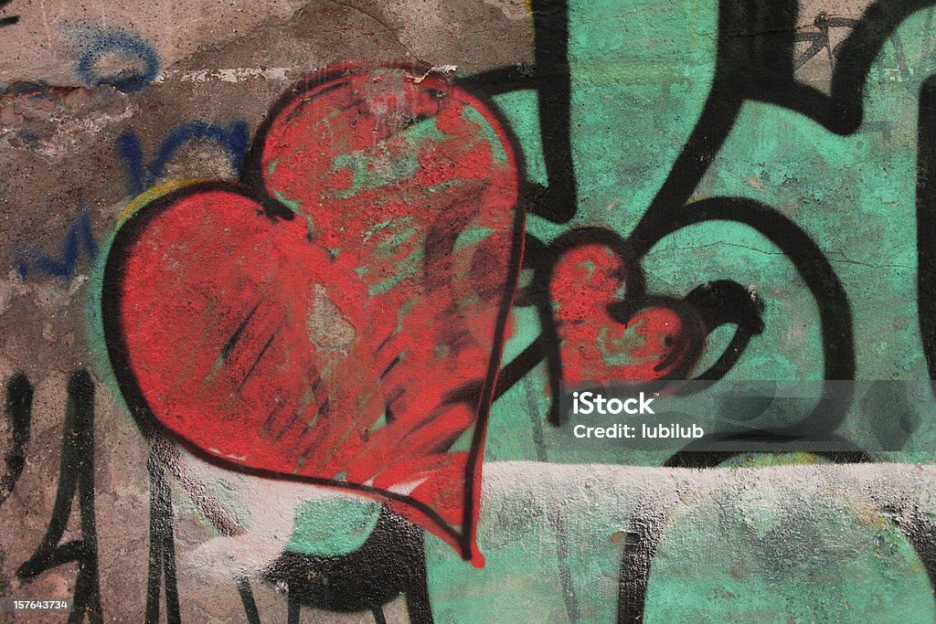 Rote Herzen auf alten graffiti-Wand-Liebe-Konzept - Lizenzfrei Graffito Stock-Foto