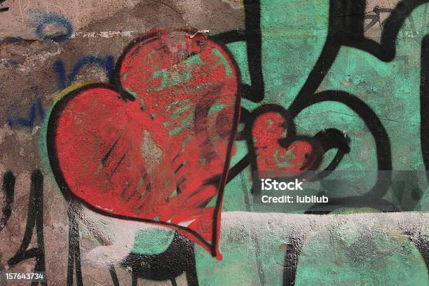 Rote Herzen Auf Alten Graffitiwandliebekonzept Stockfoto und mehr Bilder von Graffito - Graffito, Herzform, Mauer
