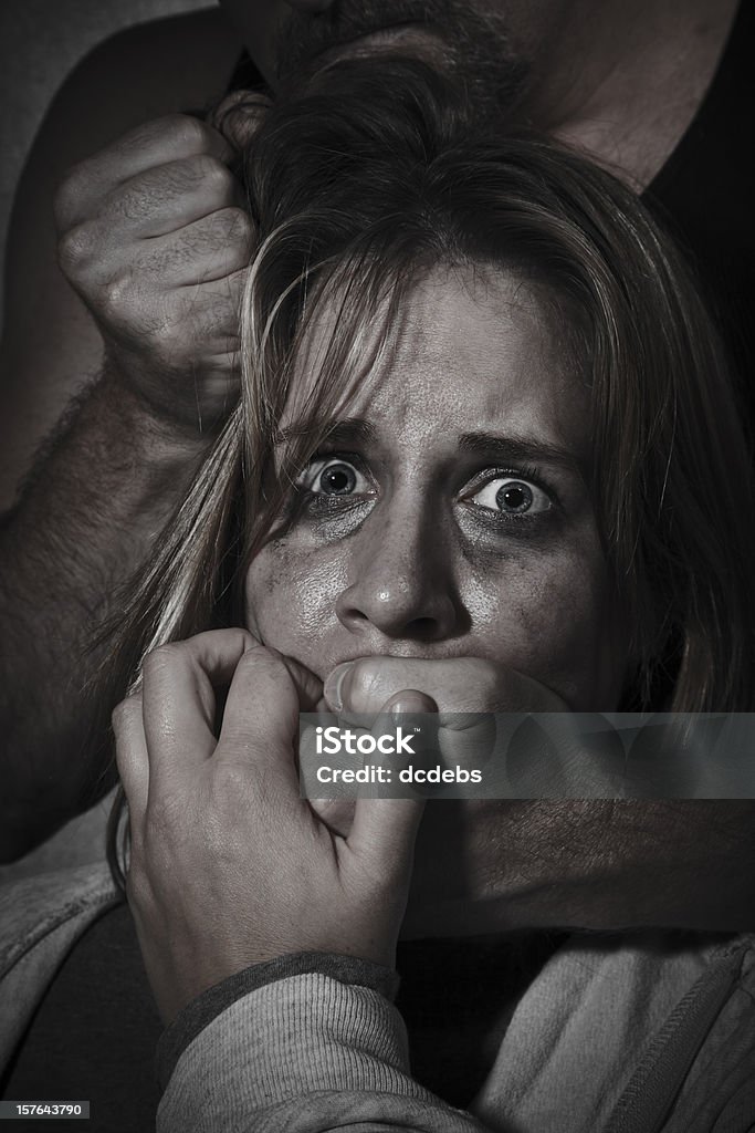 Женщин-жертв насилия, которые привлекли на человек - Стоковые фото Зло роялти-фри