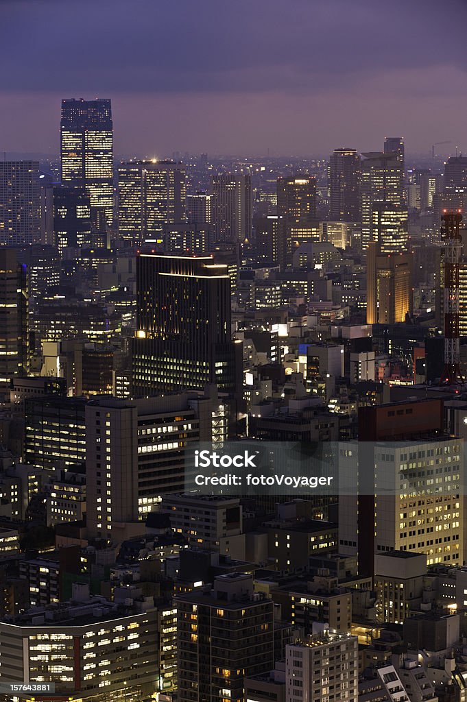 Neon di notte grattacieli del centro città di tramonto luci Minato-ku Tokyo, Giappone - Foto stock royalty-free di Affollato