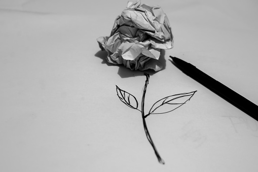 Making flowers from crumpled paper and drawing by ballpen.