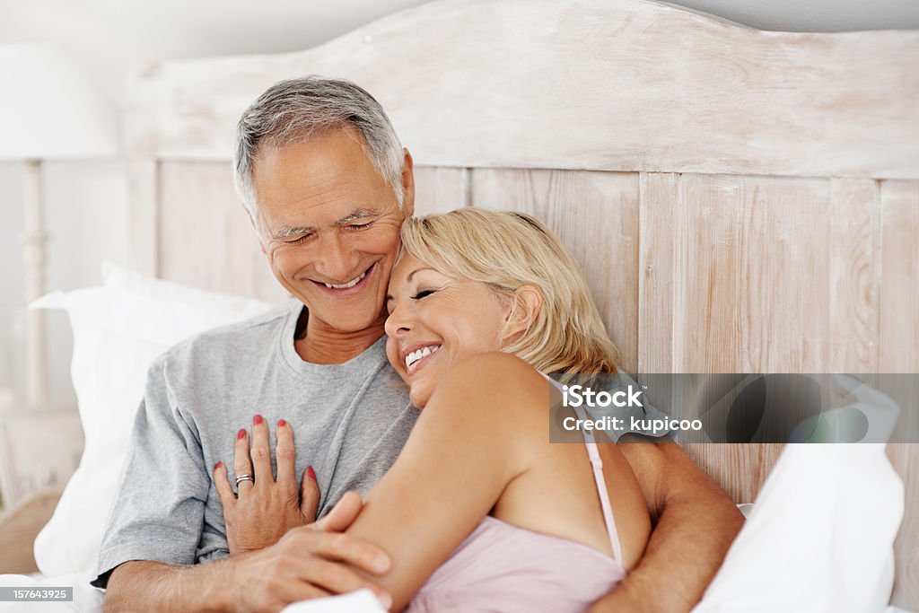 Mujer madura marido duerme en el pecho en la cama - Foto de stock de Cama libre de derechos