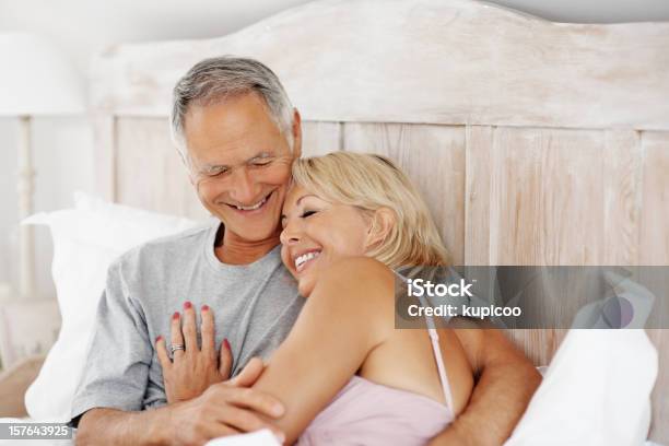 Mujer Madura Marido Duerme En El Pecho En La Cama Foto de stock y más banco de imágenes de Cama - Cama, Pareja mayor, 50-59 años