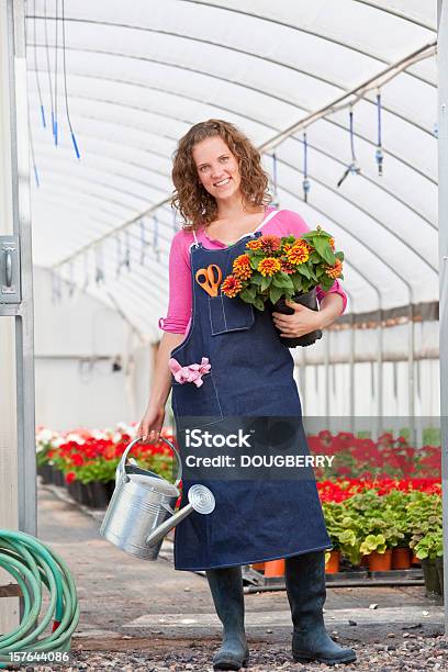 Foto de Green House De Jardinagem e mais fotos de stock de Abundância - Abundância, Adulto, Agricultura