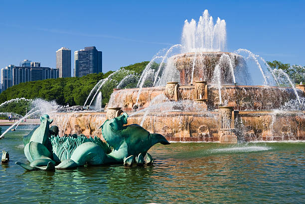 buckingham fountain at grant park in chicago, il - grant park stok fotoğraflar ve resimler