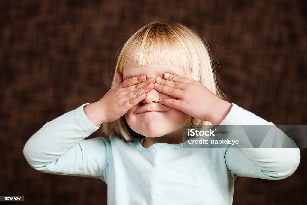 Dziewczynka obejmuje jej oczy na "Zobaczcie Żadno Zło” - Zbiór zdjęć royalty-free (Dziecko)