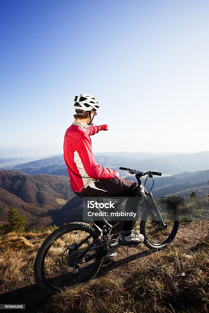 Mountainbiker em cima - Foto de stock de Adulto royalty-free