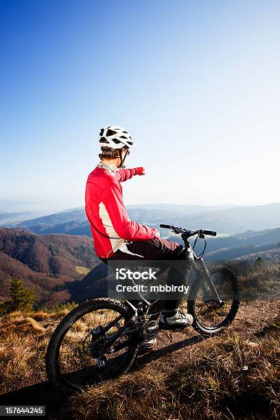 Foto de Mountainbiker Em Cima e mais fotos de stock de Adulto - Adulto, Artigo de vestuário para cabeça, Atividade