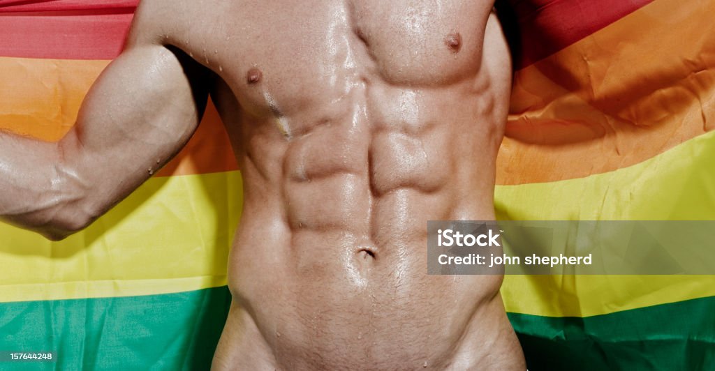 Molhado expostos segurando Gay Bandeira do torso Muscular - Royalty-free Bandeira do Arco-íris Foto de stock