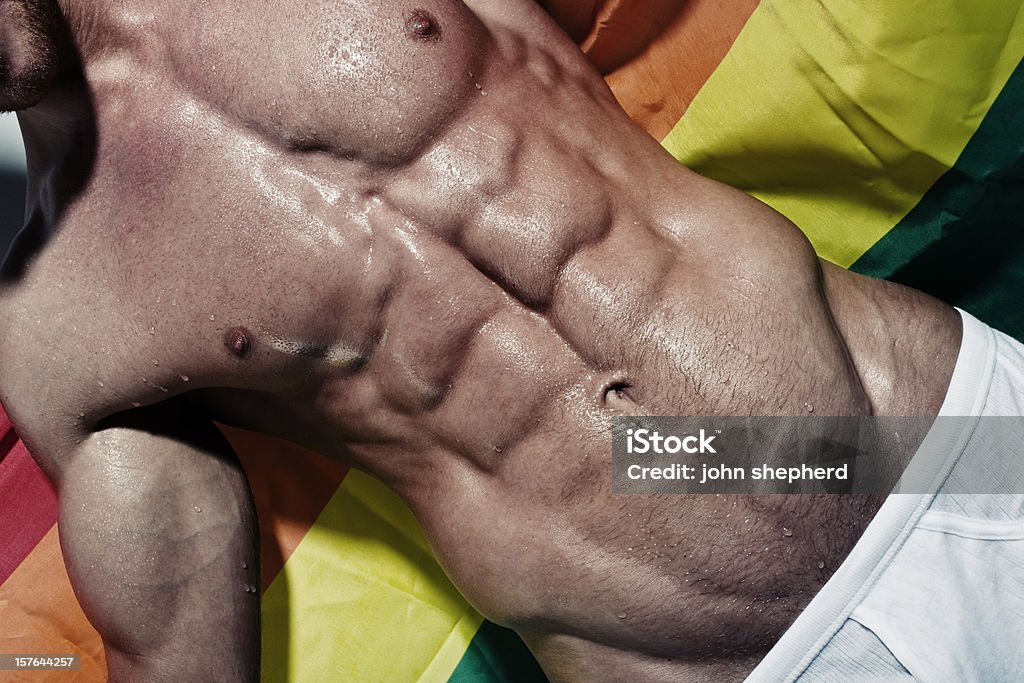 근육질의 hunk 쥠 게이 레인보우 플래깅 - 로열티 프리 Gay Pride Parade 스톡 사진