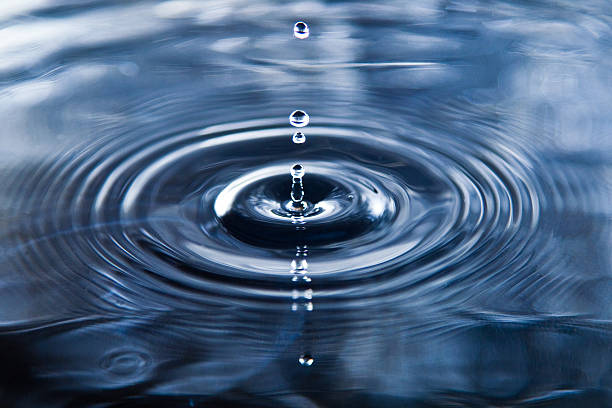 de agua drop - water splashing wave drop fotografías e imágenes de stock