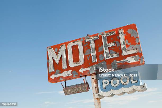 Insegna Di Motel Lungo La Storica Route 66 Retrò Nostalgia - Fotografie stock e altre immagini di 1950-1959