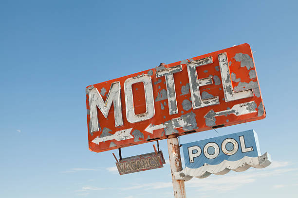 모텔 팻말 함께 역사적인 route 66, 복고풍, 향수 - route 66 sign hotel retro revival 뉴스 사진 이미지