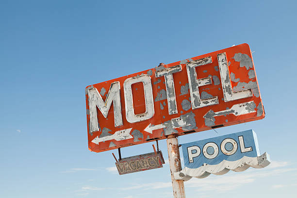 sinal de motel ao longo da histórica rota 66, retro, nostalgia - sign old fashioned motel sign retro revival imagens e fotografias de stock
