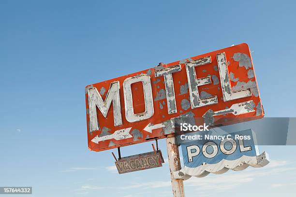 Sinal De Motel Ao Longo Da Histórica Rota 66 Retro Nostalgia - Fotografias de stock e mais imagens de Piscina